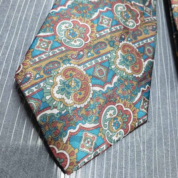 Van Heusen Editions Men's Polyester 57" Necktie - Gently Used - Picture 3 of 5